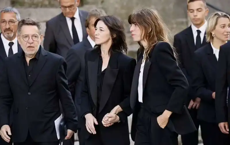 charlotte gainsbourg e lou doillon ai funerali di jane birkin 