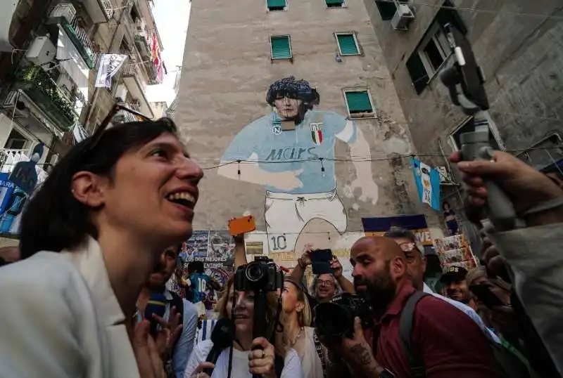 elly schlein davanti al murale di maradona a napoli 