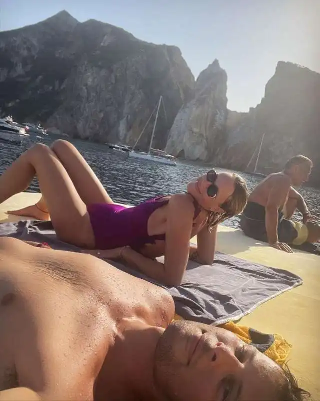 FEDERICA PELLEGRINI CON MATTEO GIUNTA AL MARE