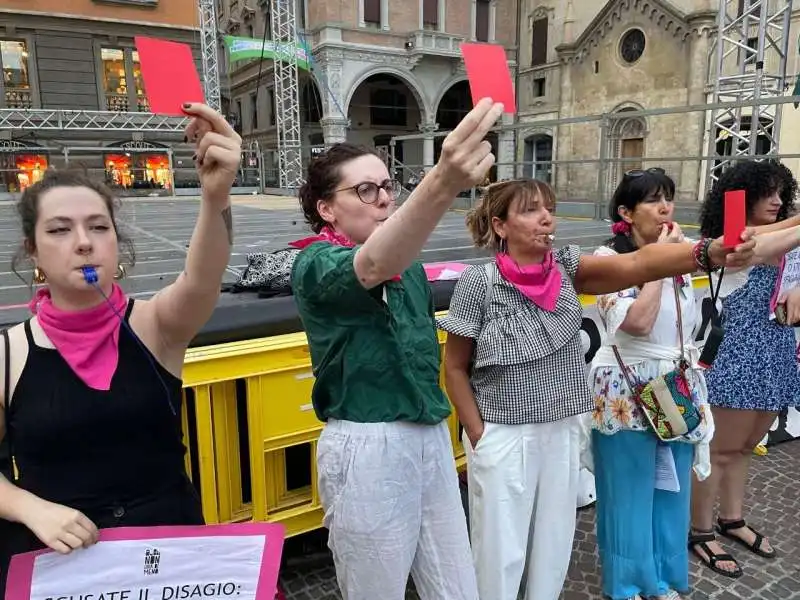 FEMMINISTE NON UNA DI MENO CONTRO MANOLO PORTANOVA ALLA REGGIANA 