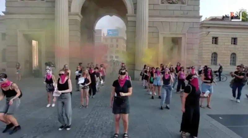 flash mob contro la russa a milano   5