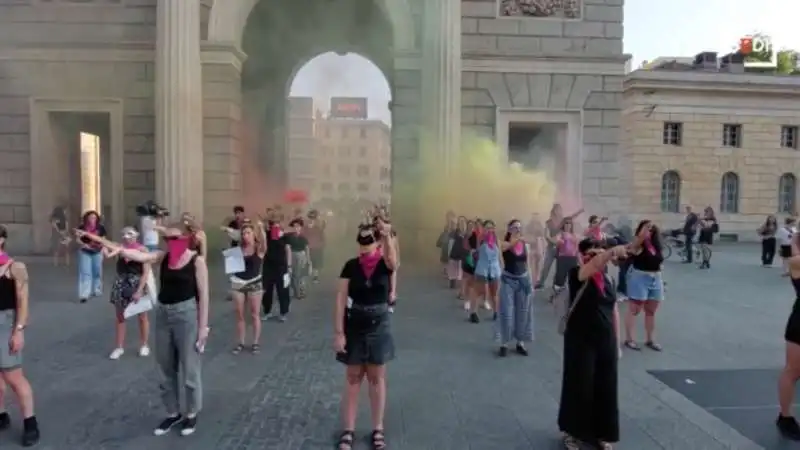 flash mob contro la russa a milano   7