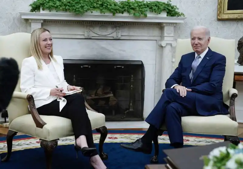 giorgia meloni con joe biden allo studio ovale 5