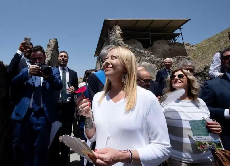 giorgia meloni con patrizia scurti a pompei 