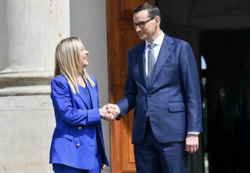 giorgia meloni e mateusz morawiecki  a varsavia