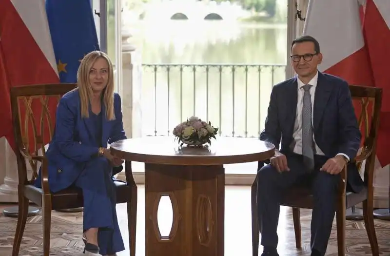 giorgia meloni e mateusz morawiecki  a varsavia.     