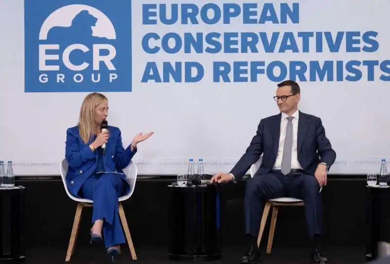 giorgia meloni e mateusz morawiecki a varsavia   