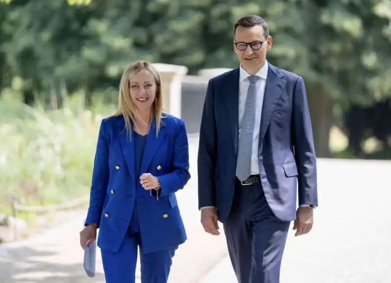 giorgia meloni e mateusz morawiecki a varsavia     