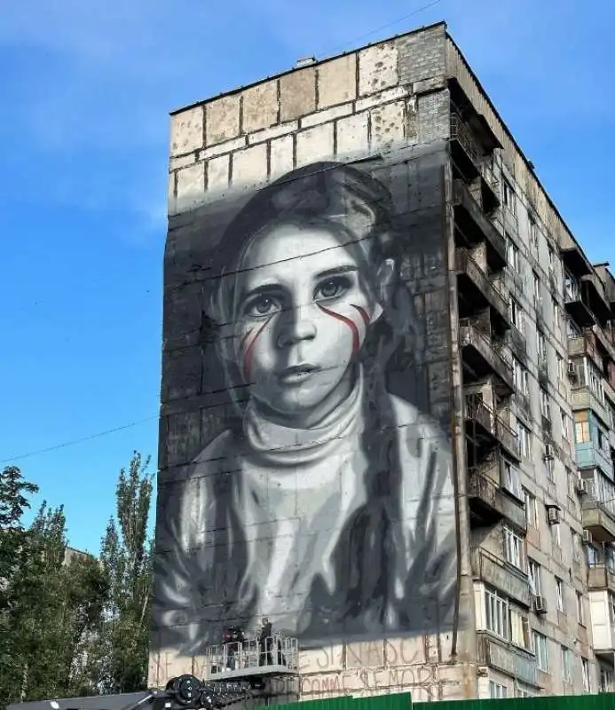 il murale di jorit a mariupol. 