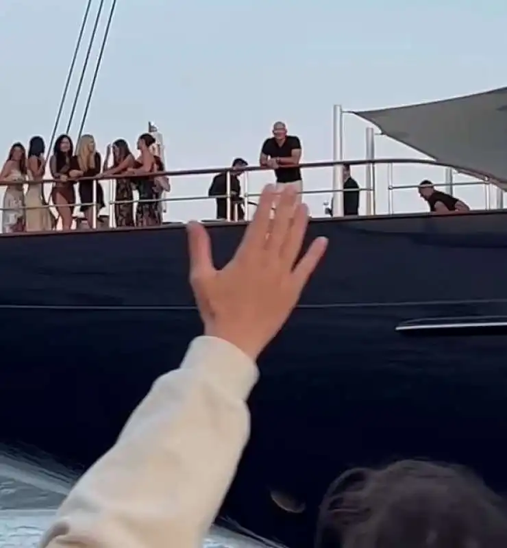 il party sullo yacht di jeff bezos