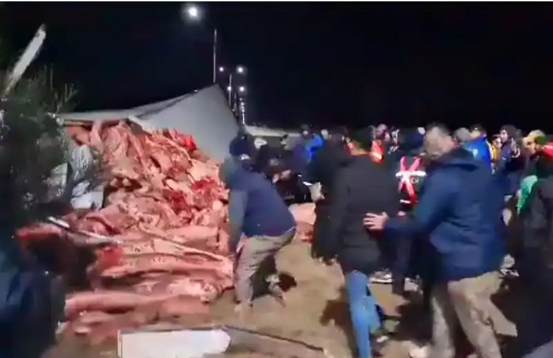 in argentina un camion pieno di carne si ribalta e la gente del posto lo saccheggia