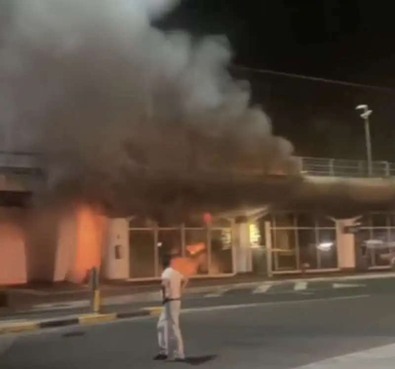 incendio all aeroporto vincenzo bellini di catania   3