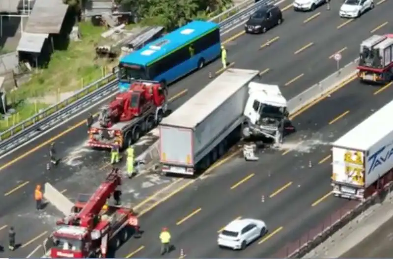 INCIDENTE SULL AUTOSTRADA DEI LAGHI A LAINATE  