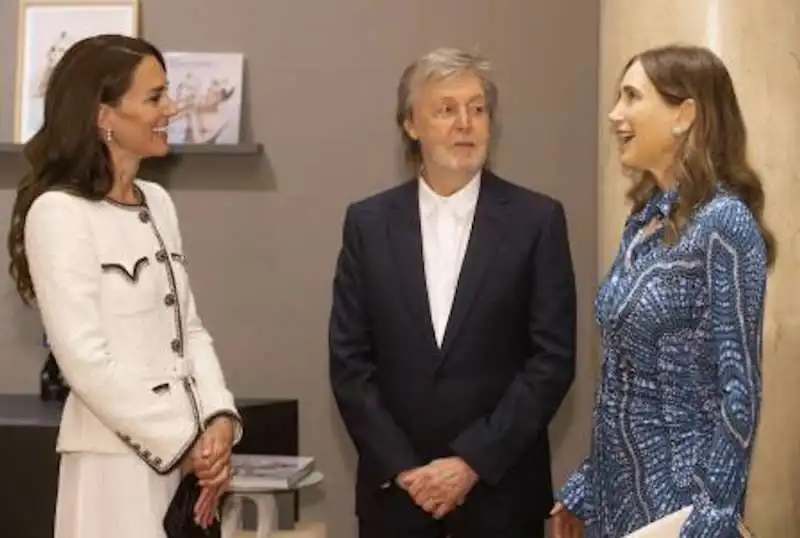 kate middleton con paul mccartney alla national portrait gallery 