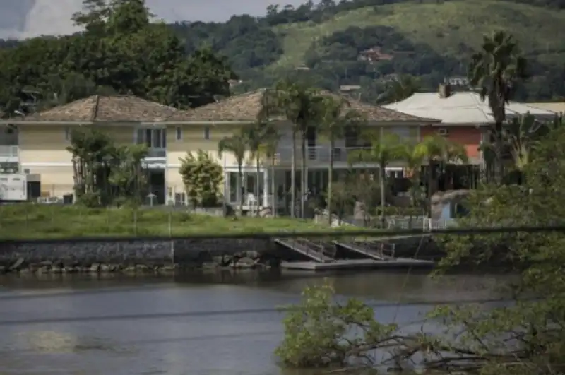 LAGO NELLA VILLA DI NEYMAR 4