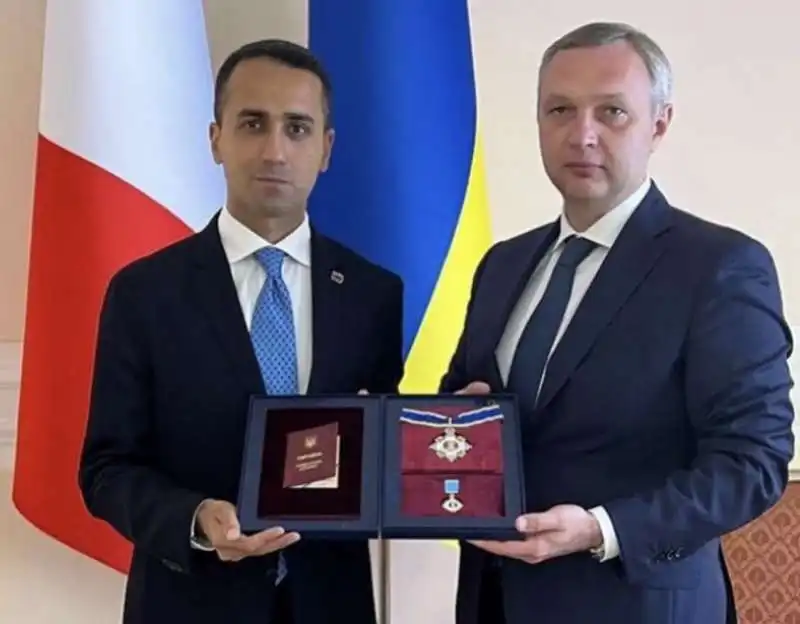 Luigi Di Maio premiato dall ambasciatore ucraino Yaroslav Melnyk