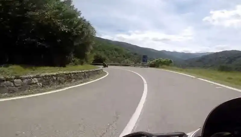 motociclisti corrono a tutto gas sulle strade 3