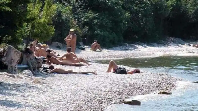 NUDISTI AL SOLE