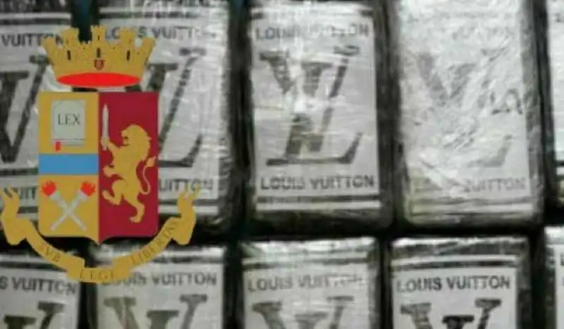 panetti di cocaina con sopra il logo di louis vuitton. 