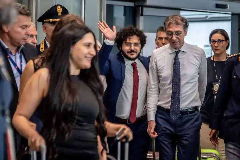 patrick zaki con giovanni molari all aeroporto di milano malpensa 2