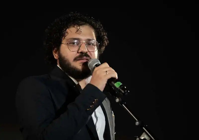 patrick zaki sul palco di piazza maggiore a bologna 