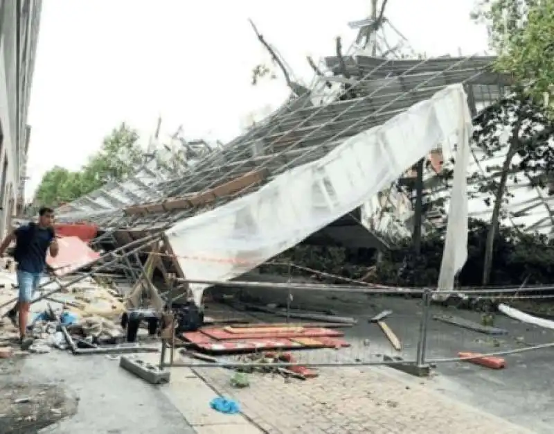 ponteggi crollati per il maltempo a milano