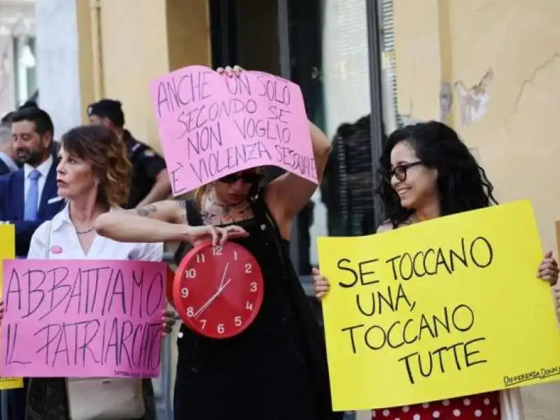 protesta contro sentenza su palpata breve