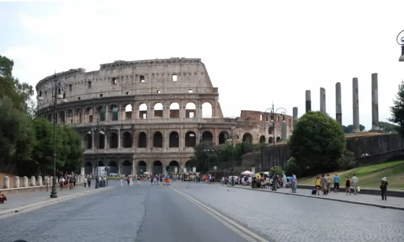 roma area fori colosseo 