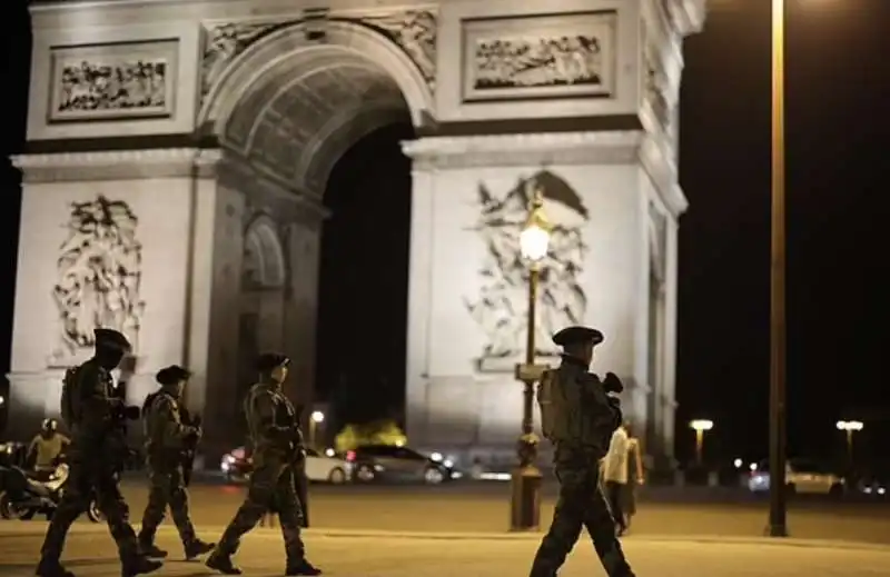 soldati all arco di trionfo di parigi 