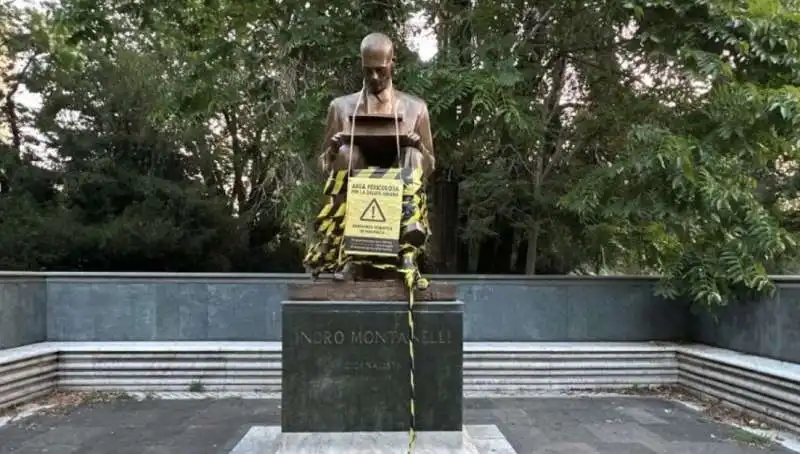 statua di indro montanelli a milano avvolta da un nastro 