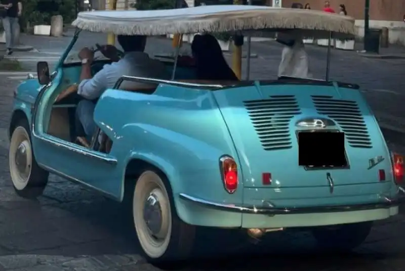 stefano de martino e belen rodriguez a bordo di un auto d epoca