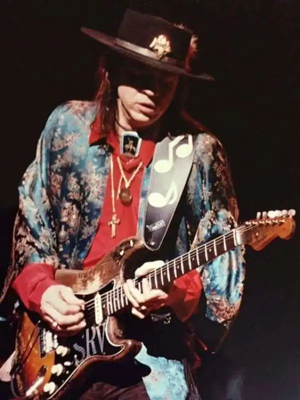 stevie ray vaughan  fender stratocaster 