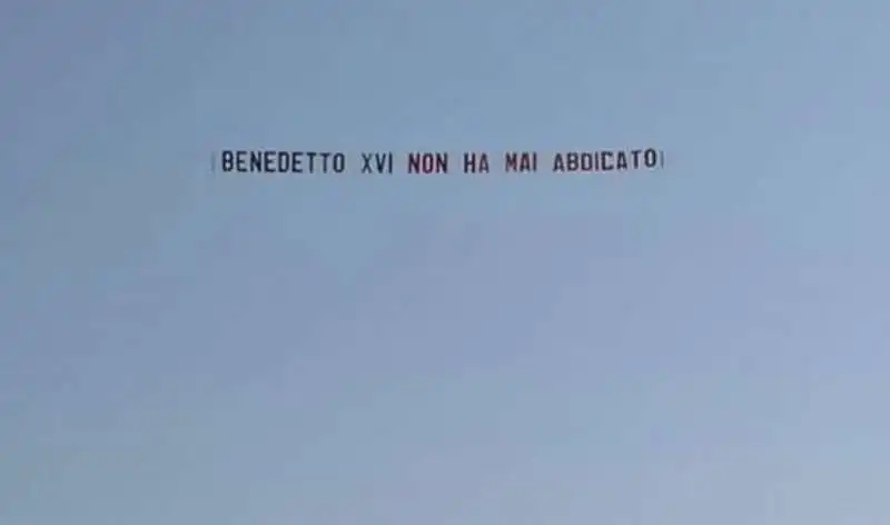 striscione papa benedetto xvi non ha mai abdicato 2