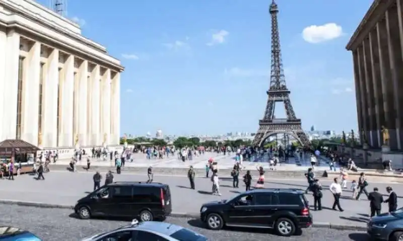 SUV A PARIGI