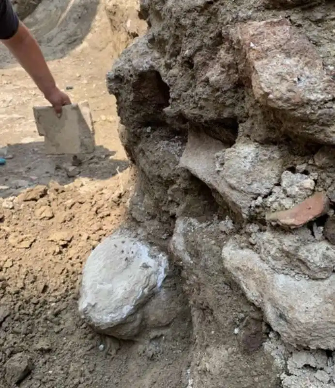 testa di marmo ritrovata a piazza augusto imperatore, a roma   6