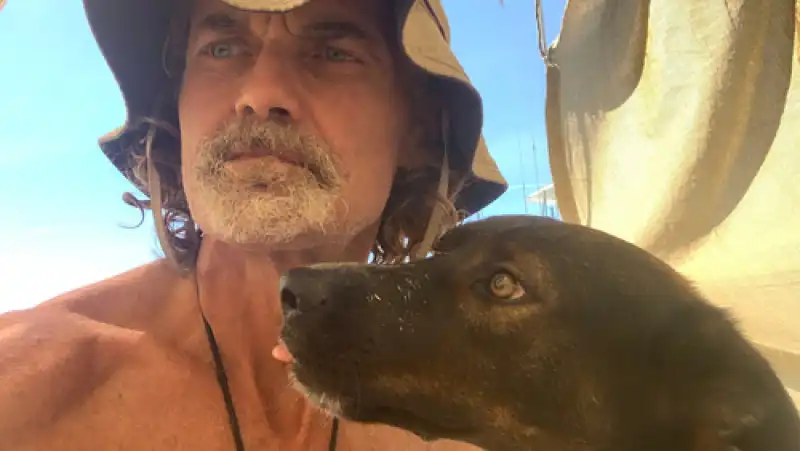 tim shaddock con il cane bella prima del naufragio