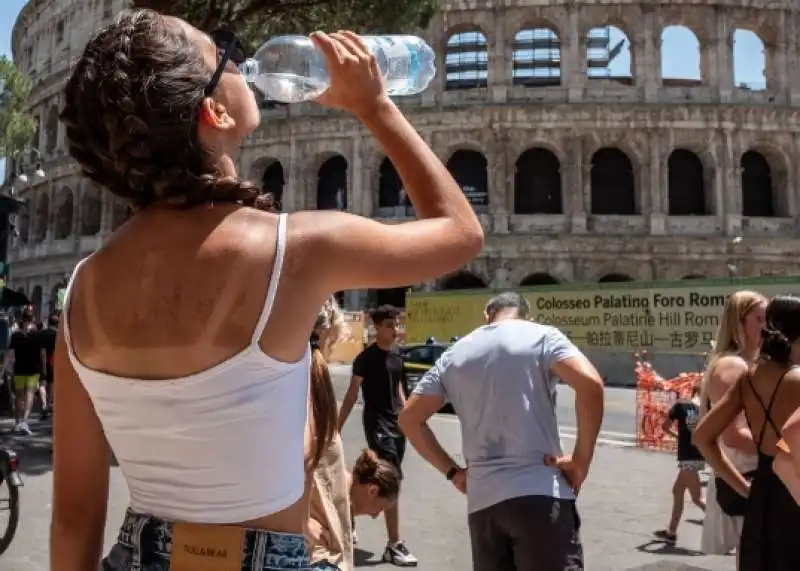 turisti accaldati a roma   1