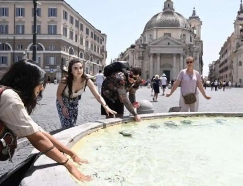 turisti accaldati a roma   3