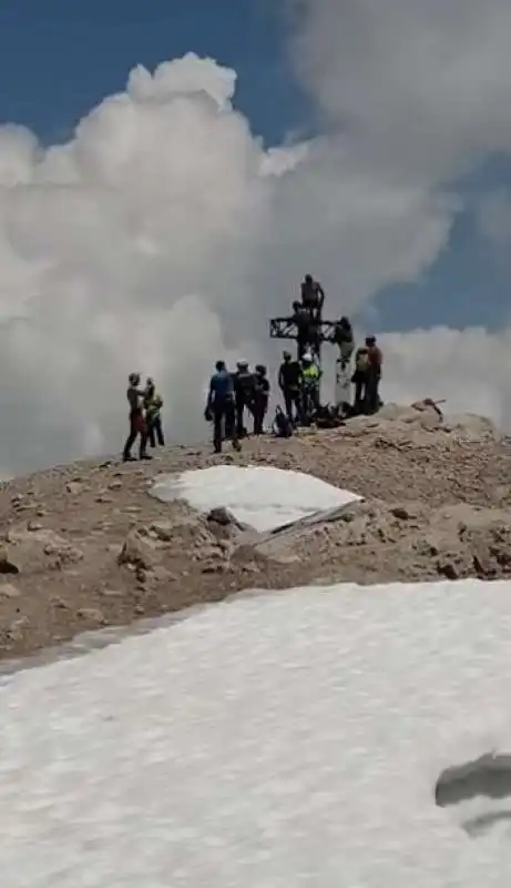 turisti spagnoli sulla croce in vetta alla marmolada   4