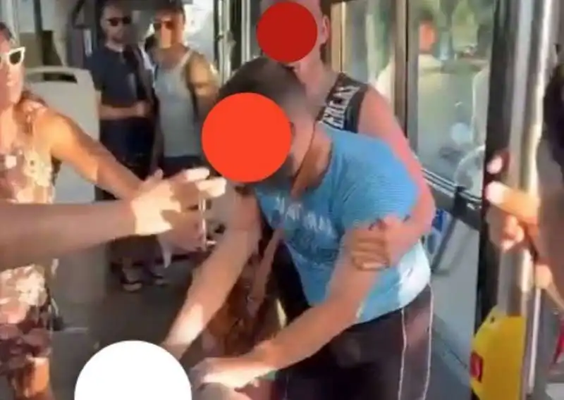 uomo picchia borseggiatrice su un autobus 