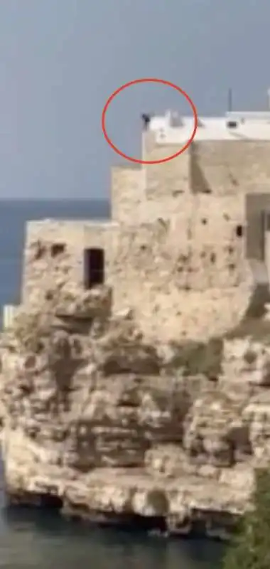 uomo si tuffa a polignano 4