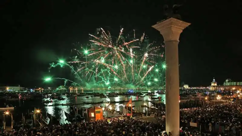 VENEZIA - FUOCHI D ARTIFICIO PER LA FESTA DEL REDENTORE 