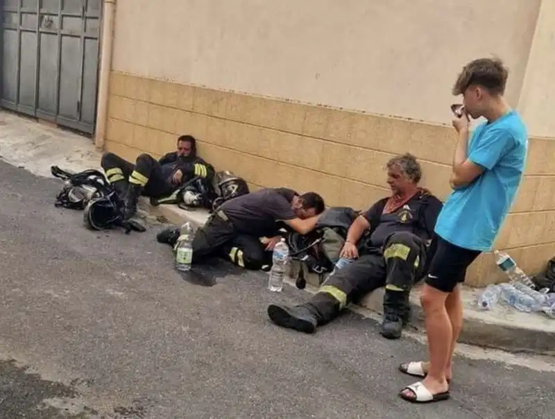 VIGILI DEL FUOCO ESAUSTI SUL MARCIAPIEDE A SIRACUSA POMPIERI 