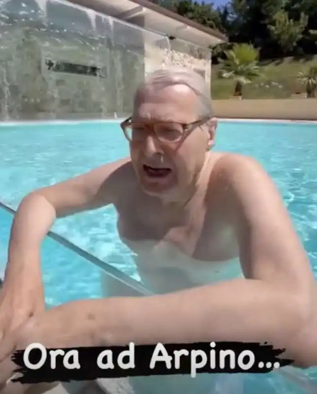 VITTORIO SGARBI IN PISCINA AD ARPINO