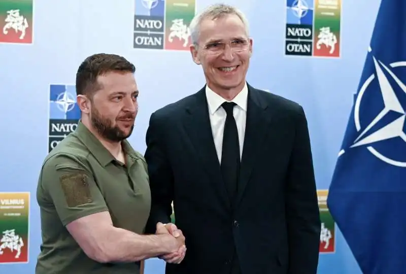 volodymyr zelensky e jens stoltenberg  al vertice nato di vilnius  2