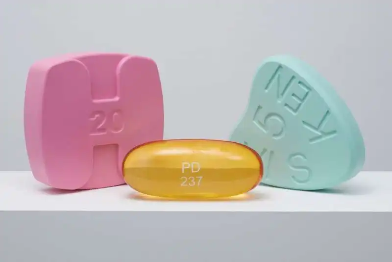 damien hirst   h20?? pink pd 237 and vis ken 5 mint hero