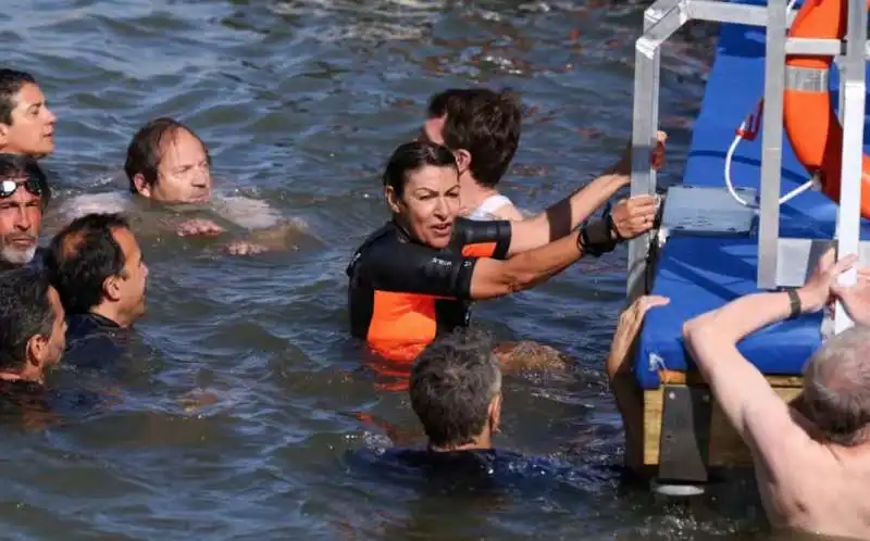 ANNE HIDALGO FA IL BAGNO NELLA SENNA