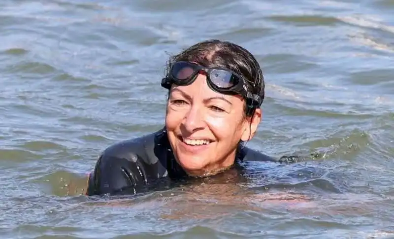 ANNE HIDALGO FA IL BAGNO NELLA SENNA