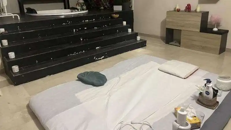 BARLETTA - PROSTITUZIONE NEL CENTRO MASSAGGI