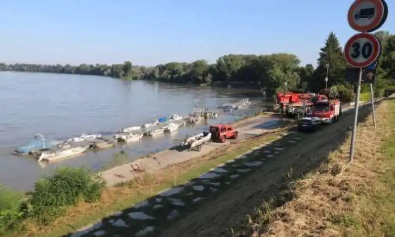 casalmaggiore   auto finisce nel fiume po  1